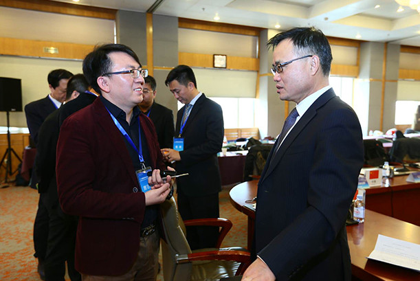人力资源与社会保障部郝斌司长(右)听取信途商学院院长曹亚军(左)汇报工作。 人力资源与社会保障部郝斌司长(右)听取信途商学院院长曹亚军(左)汇报工作。